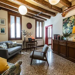Apartment Riva De Biasio Charming, Venice