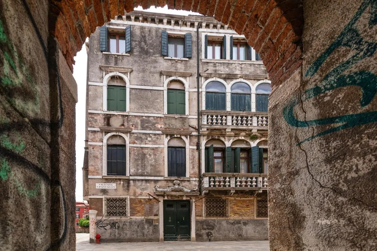 S04-San Pantalon Apartment Venice Italy